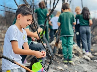 &Ouml;ğrenciler Yeşil Bursa i&ccedil;in fidan dikti