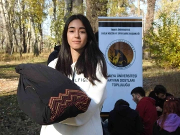 &Ouml;ğrencilerden duyarlı davranış: Atık kumaşlardan sokak hayvanları i&ccedil;in battaniye yaptılar
