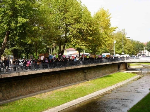 &Ouml;ğrencilerden kadına şiddete tepki y&uuml;r&uuml;y&uuml;ş&uuml;
