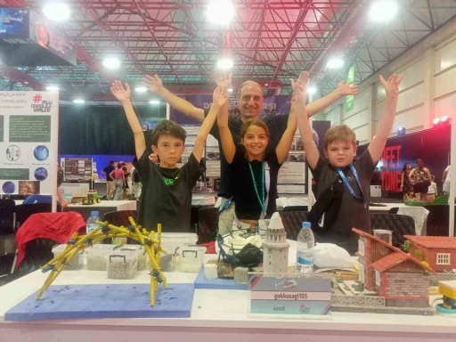 &Ouml;ğrencilerden teknoloji başarısı: T&uuml;rkiye&rsquo;yi gururlandıran iki b&uuml;y&uuml;k &ouml;d&uuml;l
