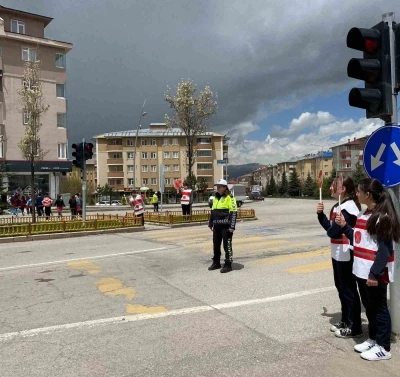&Ouml;ğrencilerden trafikte farkındalık uygulaması
