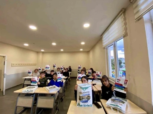 &Ouml;ğrencilere kitap&ccedil;ık jesti
