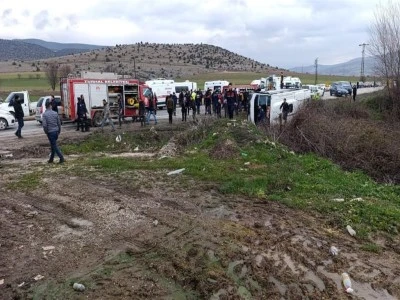 &Ouml;ğrencileri taşıyan minib&uuml;sle otomobil &ccedil;arpıştı: 6 &ouml;ğrenci yaralı