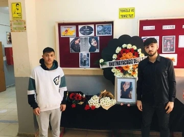 &Ouml;ğrencilerin depremde hayatını kaybeden &ouml;ğretmenleri i&ccedil;in yazdığı notlar duygulandırdı
