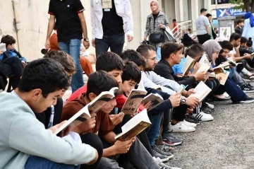 &Ouml;ğrencilerin girişimiyle y&uuml;zlerce Siverekli bir arada kitap okudu
