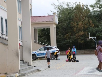 &Ouml;ğrencilerin g&ouml;z&uuml; &ouml;n&uuml;nde 2 &ouml;ğretmeni bı&ccedil;akladı