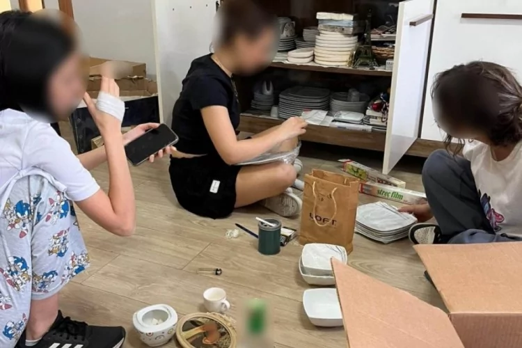 &Ouml;ğrencilerini evine g&ouml;t&uuml;r&uuml;p temizlik yaptırdı!