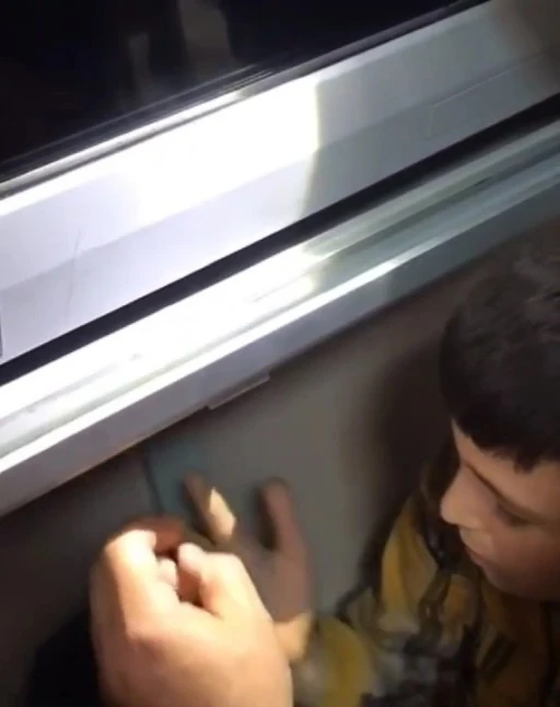 &Ouml;ğrencinin parmağı akıllı tahtanın &ccedil;er&ccedil;evesine sıkıştı
