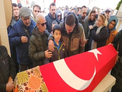 &Ouml;ğrencisi tarafından &ouml;ld&uuml;r&uuml;len Fatma Nur &ouml;ğretmen, son yolculuğuna uğurlandı