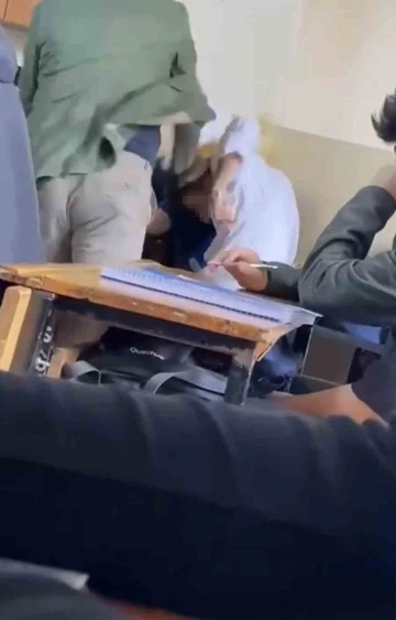 &Ouml;ğrencisini kitapla acımasızca d&ouml;ven &ouml;ğretmen serbest bırakıldı
