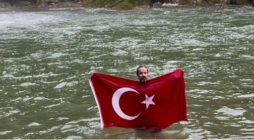 &Ouml;ğretim g&ouml;revlisi, doğa harikası şelaleyi tanıtmak i&ccedil;in buz gibi suda y&uuml;zd&uuml;
