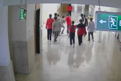 &Ouml;ğretmen, boğazına mandalina ka&ccedil;an &ouml;ğrenciyi heimlich y&ouml;ntemiyle kurtardı