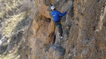 &Ouml;ğretmen, kayalıkta mahsur kalan ke&ccedil;iyi kurtardı
