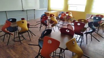 &Ouml;ğretmen, &ouml;ğrenci ve velilerin birlikte yetiştirdiği zeytinler k&uuml;t&uuml;phane ve okul malzemesi oldu
