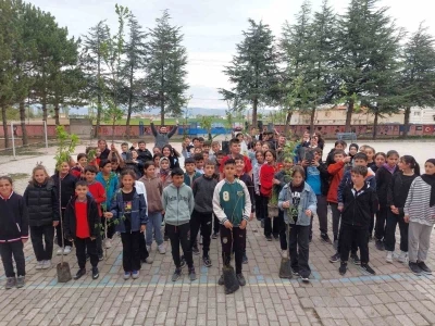 &Ouml;ğretmen ve &ouml;ğrenciler 100 fidanı toprakla buluşturdu
