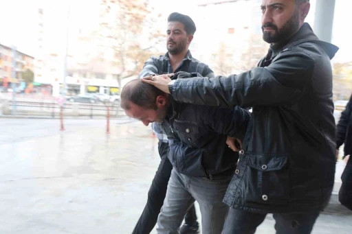 &Ouml;ğretmenin durakta unuttuğu &ccedil;antasındaki &ouml;ğrencilerin kitap parasını &ccedil;aldı, o anlar kameraya yansıdı
