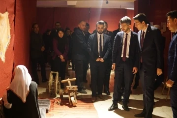 &Ouml;ğretmenler &Ccedil;anakkale&rsquo;ye gidemeyen &ouml;ğrencilere okulda &Ccedil;anakkale M&uuml;zesi oluşturdu
