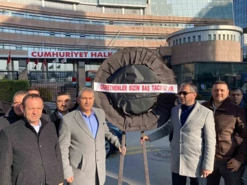 &Ouml;ğretmenler CHP Genel Merkezi &ouml;n&uuml;ne siyah &ccedil;elenk bıraktı
