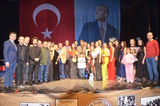 &Ouml;ğretmenler hem &ccedil;aldı, hem s&ouml;yledi
