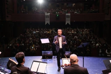 &Ouml;ğretmenler, h&uuml;nerlerini sahnede sergiledi
