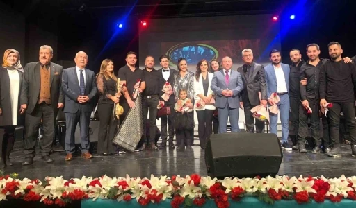 &Ouml;ğretmenler sahnede de alkışlandı
