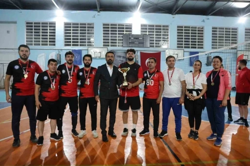 &Ouml;ğretmenler voleybol turnuvasında kıyasıya m&uuml;cadele etti
