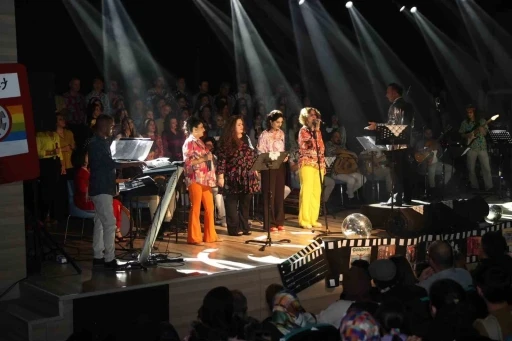 &Ouml;ğretmenlerden oluşan kora ge&ccedil;mişe g&ouml;t&uuml;rd&uuml;ler
