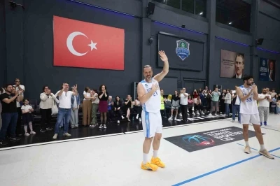 Oğuz Savaş, kariyerini &Ccedil;ayırova Belediyesi formasıyla noktaladı
