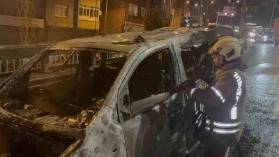 Okmeydanı&rsquo;nda ticari takside yangın: Yolcular son anda tahliye edildi