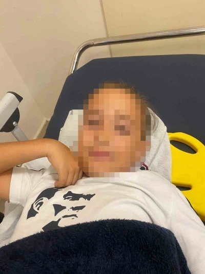 Okul bah&ccedil;esinde bayrak direği &ouml;ğrencilerin &uuml;zerine devrildi: 1 &ccedil;ocuk yaralandı