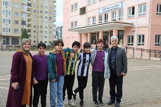 Okul bah&ccedil;esine giren k&ouml;pek &ouml;ğrencilerle ma&ccedil; yaptı
