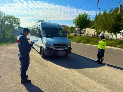 Bursa jandarma okul &ccedil;evrelerinde 27 ş&uuml;pheliyi yakaladı 