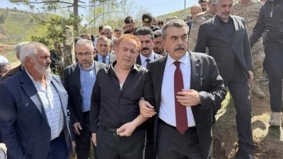 Okul katliamında kurşunlara karşı &ouml;ğrencilerini koruyan Ayla &Ouml;ğretmen'in eşi: Buraya ev yaptıracaktık, cenazesi geldi