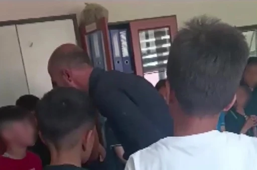 Okul m&uuml;d&uuml;r&uuml; &ouml;ğrencilere şiddet uyguladığı gerek&ccedil;esiyle a&ccedil;ığa alındı
