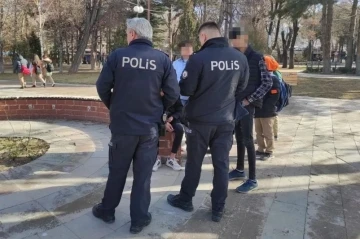 Okul &ouml;nlerinde polis denetimi s&uuml;r&uuml;yor
