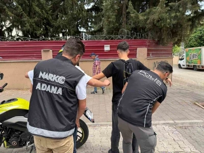 Okul &ouml;nlerinde uyuşturucu alarmı: 43 ş&uuml;pheli yakalandı
