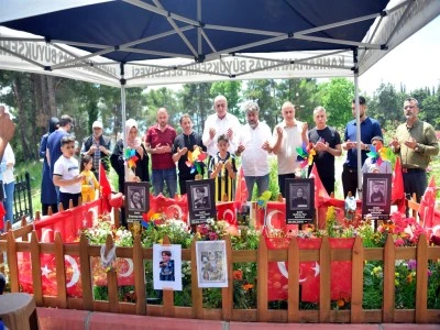 Okul saldırısında &ouml;len &ouml;ğrencilerin aileleri mezarlıkta bir araya geldi