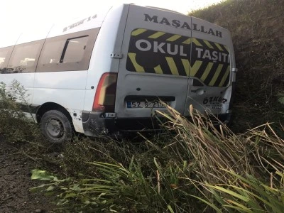 Okul servisi şarampole yuvarlandı: 5'i &ouml;ğrenci, 6 yaralı