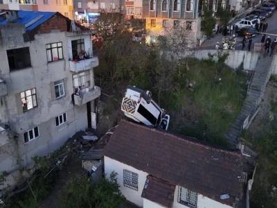 Okul servisi takla atıp evin &ccedil;atısına u&ccedil;tu