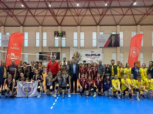 Okul sporları voleybol k&uuml;&ccedil;&uuml;k erkek ve kız ma&ccedil;ları sona erdi
