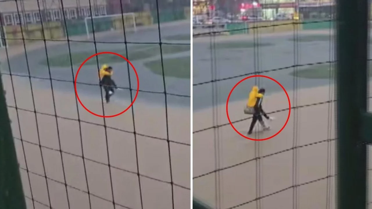 Okulu su bastı! &Ouml;ğretmen &ouml;ğrencilerini sırtında taşıdı