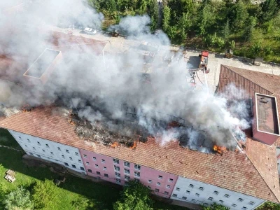 Okulun &ccedil;atısı &ccedil;ıkan yangında k&uuml;le d&ouml;nd&uuml;

