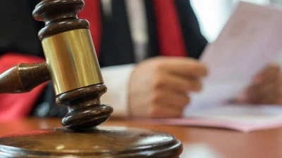 &Ouml;ld&uuml;resiye d&ouml;v&uuml;len kadın mahkeme heyetini bile şaşırttı