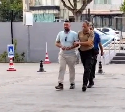 &Ouml;len kişiye ait ehliyetle yakalanan s&uuml;r&uuml;c&uuml;, cinayet h&uuml;k&uuml;ml&uuml;s&uuml; &ccedil;ıktı