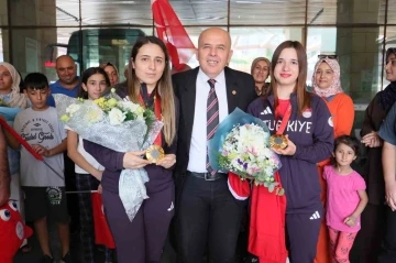 Olimpiyat şampiyonları &ccedil;i&ccedil;eklerle karşılandı