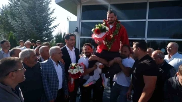 Olimpiyat şampiyonu İbrahim B&ouml;l&uuml;kbaşı, memleketi Erzurum&rsquo;da omuzlarda karşılandı
