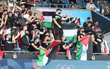 Olimpiyatlarda futbol ma&ccedil;ında protesto
