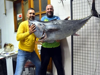 Oltayla 1 metre 74 santimlik orkinos yakaladı