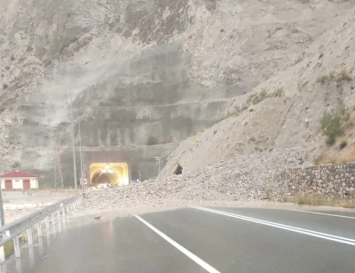 Oltu-Artvin yolu sağanak nedeniyle trafiğe kapandı