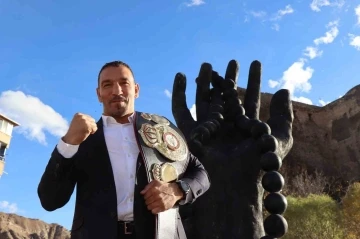 Oltu, d&uuml;nya şampiyonu Fırat Arslan&rsquo;ı bağrına bastı
